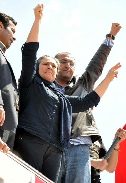 Ali smail'in annesi Emel Korkmaz, Adliye nnde kendilerini bekleyen grubun bulunduu alanda Genel- Sendikas'na ait midibsn zerinden alandakilere seslendi.