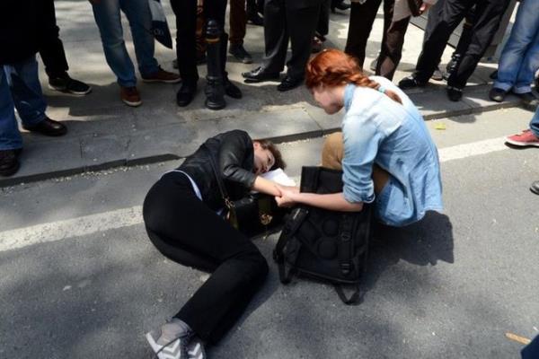 Taksim'de kardan karya geen niversiteli bir gen kza araba arpt. Hafif yaralanan renciye ilk mdahaleyi yoldan geen bir avukat yapt.