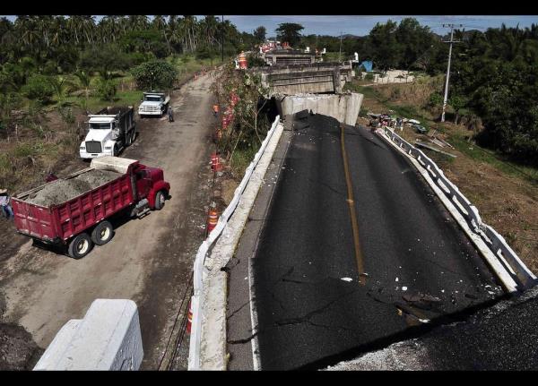 Meksika'nn Guerrero eyaletindeki Tecpan de Galeana yaknlarnda gerekleen 6.8 byklndeki deprem sonras yollar kullanlamaz halde. Can kaybnn yaanmad depremin merkez ss, bakent Mexico'nun 300 kilometre kadar gneybatsyd. Sarsnt 10 kilometre derinlikte gerekleti.