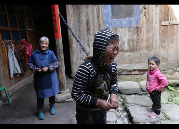 in'de bir aile, engelli ocuklarnn bakm iin akl almaz bir yol tercih etmi. Anneannesi ve kz kardei bakarken alayan 11 yandaki Xie Guobiao, zihinsel engelli bir ocuk. Ailesi maddi durumlar iyi olmad iin Xie'nin tedavi masraflarn deyemiyor. Alt yanda evden kamaya, atlara trmanmaya ve camlara ta atmaya balayan Xie, o zamandan beri evde balanarak tutuluyor. Aile, Xie'nin u ana kadar dier evlere verdii zarar iin bin 606 dolar para dediini savunuyor.