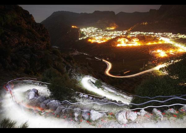 spanya'nn gneyinde ekilen bu fotoraftaki youn k, sanlann aksine aralarn far deil, Monetjaque da eteklerinde yaran koucularn kask lambalar. lkede gerekleen 'Serrania de Ronda' ve 'Sierra de Cadiz' yarlarna 7 bin atlet ve da bisikletisi katlyor.