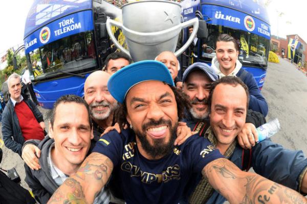 Fenerbahe'li futbolcu Baroni, ampiyonluk selfie'si ekti.