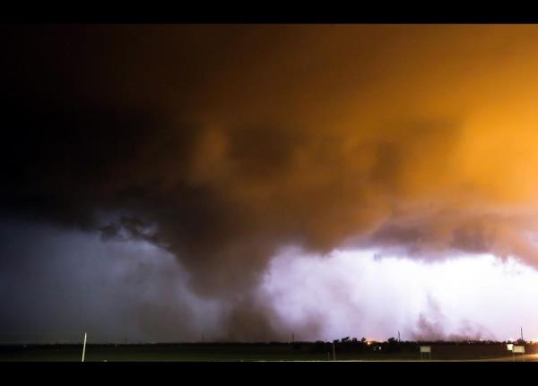 Amerika'nn Kansas eyaleti. Frtna bulutlar McPherson ehrinin zerinde dolanyor.... zellikle Kansas eyaletini vuran kasrga, iddetli dolu yana ve hasara yol at.