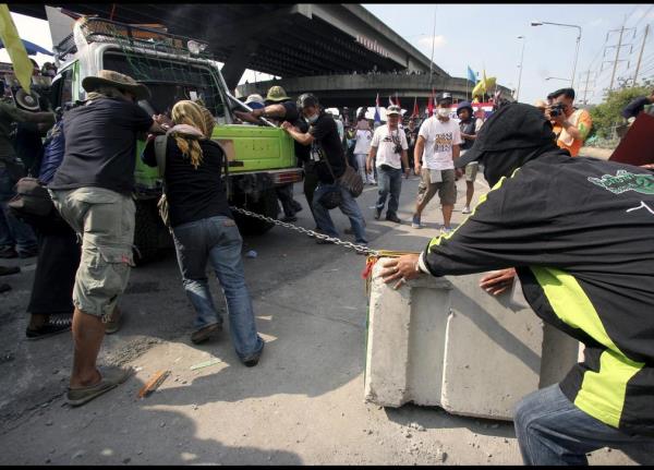 Tayland'dak hkmet kart gsteriler altnc aynda... Bakent Bangkok'ta toplanan ve Babakan Yinglak inavatra'nn Anayasa Mahkemesi tarafndan grevinden alnmasnn ardndan hkmetin de feshedilmesini isteyen binlerce gsterici, kamu binalarnn etrafn sard.