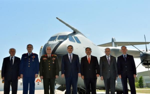 Trene: Cumhurbakan Abdullah Gl, Genelkurmay Bakan Orgeneral Necdet zel, Milli Savunma Bakan smet Ylmaz, Hava Kuvvetleri Komutan Orgeneral Akn ztrk ile eski komutanlar ve baz lkelerin bykelileri ile askeri ataeleri katld. Gl, trenden sonra uan kokpitine karak incelemede bulundu.