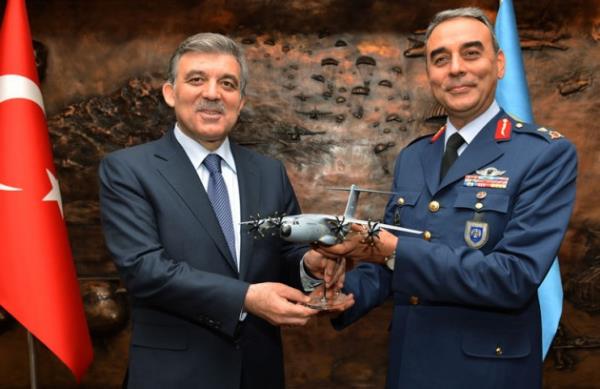 <b>TEKNOLOJ HARKASI PLOT KABN:</b> lave askeri zelliklerle Airbus A380 pilot kabinini esas alan A400M glass cockpit zellikli kabini ile pilotun i ykn azaltacak ekilde tasarland.