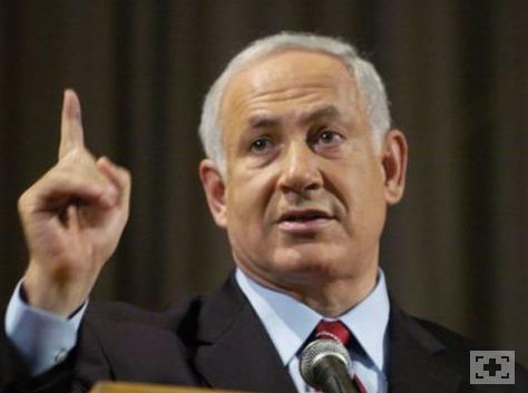 20'li yalarnn geri kalann Amerika'da geiren Netanyahu, MIT'de mimarlk ve iletme okudu. Netanyahu daha 30'una varmadan ok sayda komando harekatna ve ve Suriye'ye basknna katlmt.