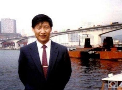 Xi Jinping, Komnist in Partisi Genel Sekreteri Komnist Parti'nin kurucularndan Xi Zhongxun'un olu xi Jinping, 20'lerine kadar Liangjiahe'nin dnda bir kasabada yaad.