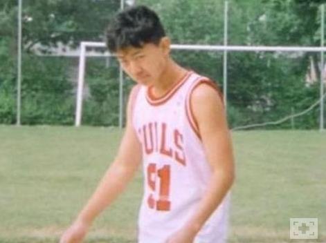 Kim Cong-n, Kuzey Kore Ulusal Lideri Sembolik nedenlerden dolay doum tarihi 1982 olan Kuzey Kore Lideri, gizemlerin arasna saklanm durumda. Baz kaynaklar svire'de eitim aldn sylese de tabii ki de gerek olup olmadn bilemiyoruz. Bildiimiz ey Kim ll-sung Askeri niversitesi'nde eitim ald ve babasnn yannda yetitii. 2011 ylnda babasnn vefatnn ardndan baa gelen Kim Cong-n, koyu bir Chicago Bulls taraftar. Dennis Rodman' ok seven devlet bakan, basketbolcunun Kuzey Kore'ye yapt bir ziyaret srasnda tant syleniyor.