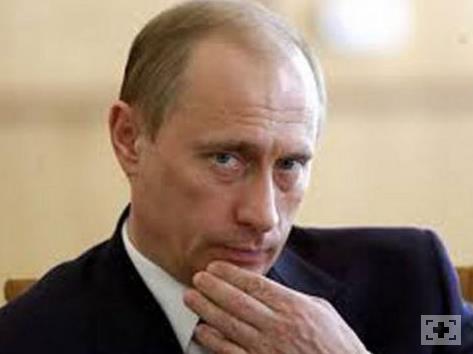 Mdr sekreterlii, istihbarat birimi, personel eitimi gibi ilerde altktan sonra yabanc istihbarat biriminde alanlar onun farkna varmaya baladlar. 10 yldan daha uzun bir sre istihbarat subay olarak alt. Putin'in 20'li yalar birazck gizli kalyor. Ama niversite yllarnda judoyla ilgilendii biliniyor.