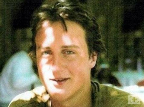 David Cameron, ngiltere Babakan Oxford'daki Brasenose College'dan mezun olduktan sonra, Cameron sac partiler zerine aratrmalar yapt. Merkez Sa Ofisi'nde alkanl tannan Cameron, okulda gece hayatna dknl ve haylazlklaryla tannyordu.