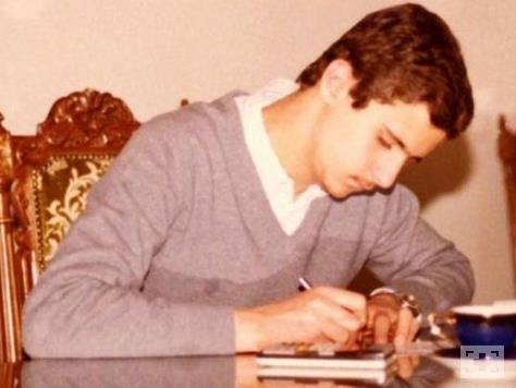 Bear Esad, Suriye Devlet Bakan 20'li yalarnn banda am niversitesi'nde tp okuyan Bear Esad, 1988 ylnda mezun oldu. am'n dnda bir hastanede gz doktoru olmak iin almalarna devam eden Esad'n planlar arasnda politika hi yoktu.