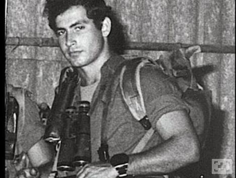 Benjamin Netanyahu, srail Babakan Netenyahu daha 20 bile olmadan srail Savinma Kuvvetleri'nde greve balad. Aralarnda izotoplarnda olduu saysz harekata katlan Netanyahu, 1972 ylnda karlan bir yolcu uan kurtard.