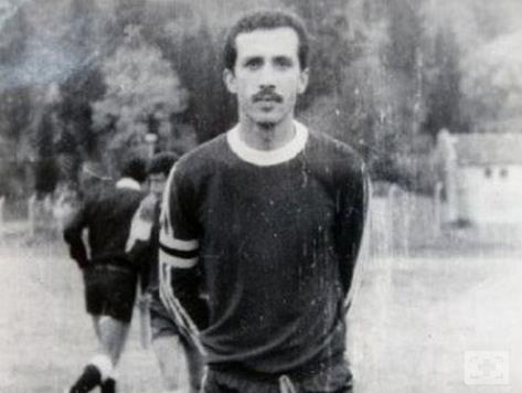 Recep Tayyip Erdoan, Trkiye Cumhuriyeti Babakan Recep Tayyip Erdoan 26 ubat 1954'te stanbul'da dodu. 1965 ylnda Kasmpaa Piyale lkokulu'ndan, 1973 ylnda ise stanbul mam Hatip Lisesi'nden mezun oldu. Fark dersleri snavn vererek Eyp Lisesi'nden de diploma ald. niversiteyi Marmara niversitesi ktisadi ve Ticari Bilimler Fakltesi'nde okuyan Erdoan, bu okuldan 1981 ylnda mezun oldu.