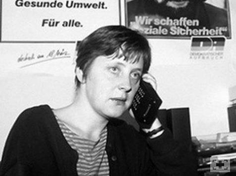 Angela Merkel, Almanya'nn lk Kadn Babakan Merkel henz 20'lerindeyken ilk ei Ulrich ile Leipzig niversitesi'ndeki fizik derslerinde tant. 1974 ylnda tanlan ift 1977 ylnda evlilik karar ald. O yllardaki rejimin kurallarna gre birlikte yaamak iin evlenmek gerekiyordu.