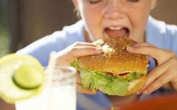 <p><b>SALIKSIZ BESLENME</b></p>  Beslenmemiz de inme riskiyle yakndan ilintili. lenmi karbonhidratlardan, ekerden, hayvan kaynakl yalardan, krmz etten ve tuzdan zengin beslenen kiilerin beyninde problem olma riski, salkl beslenen kiilere gre fazla.