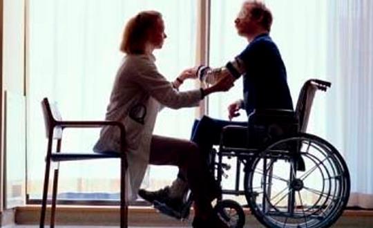 <p><b>ALKOL</b></p>  Alkolle inme arasnda iki ynl bir iliki var. Gnde tketilen alkoll iki miktar bir iki kadehi gemezse inme riskinde art olmuyor. Hatta, baz aratrmalara gre hafif de olsa riskte azalma grlyor.