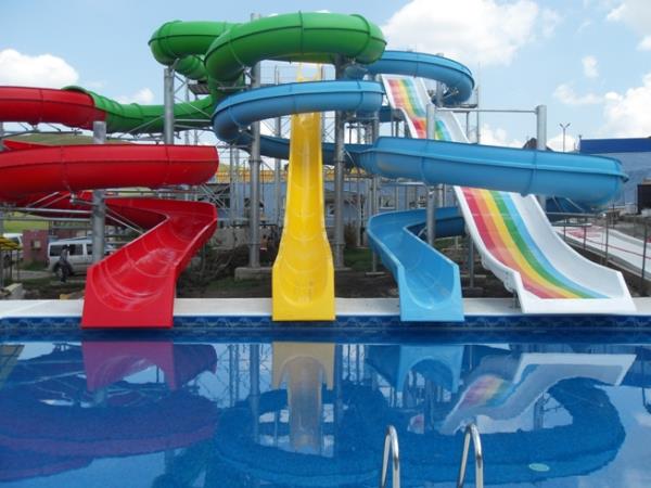 Aqua Park'larda kaydrak aralarna jilet koyuyorlarm.