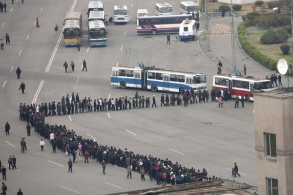 nsanlar otobse binebilmek iin saatlerce srada bekliyor.