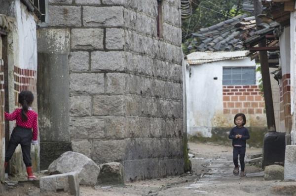 Kaesong'da oteller blgesine kapatlyorsunuz. Rehberler, otellerin dnda da her eyi ayn olduunu sylyor. Oysa yle deil.