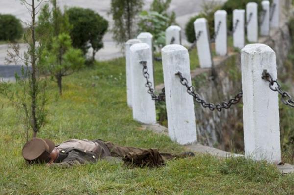 Askerleri dinlenirken grntlemek yasak. Kuzey Kore tarafndan yasaklanmama en ok neden olan fotoraf da bu.