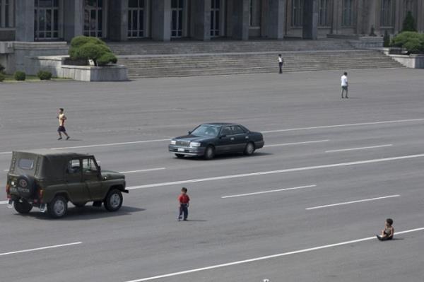 Yollar o kadar geni ki, bylelikle insanlar birbirini yakndan grmyor. Hatta ocuklar, trafik akarken yollarda oyun oynayabiliyor.