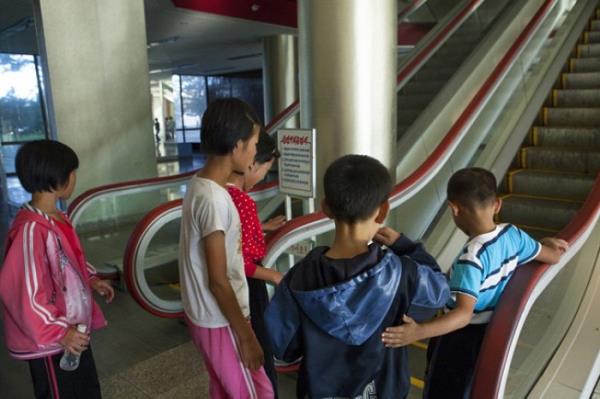 Daha nce hi yryen merdiven grmemi ocuklar korkuyordu.