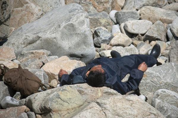 Deniz kenarnda dinlenen bir adam. Yanmdaki rehberim, bu fotoraf silmemi nk Bat'nn bu adamn l olacan dneceini sylemiti.