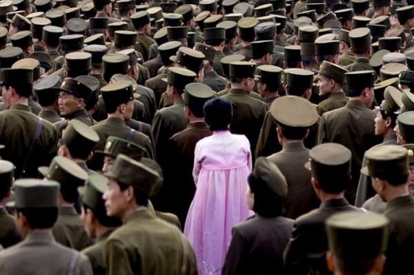Askerlerin ortasnda bir kadn... Bu fotorafn en bandan beri ekilmesi yasak nk ordunun fotoraflanmasna izin verilmiyor.