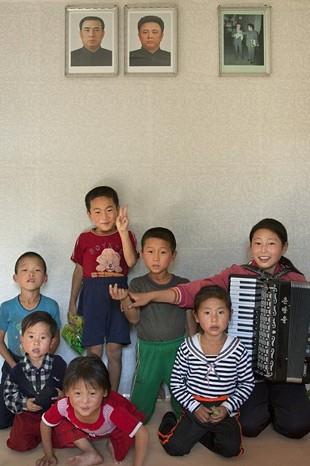 Yetkililer, liderlerin resimlerinin evresinde insanlar glmserken, sama hareketler yaparken fotoraf ekilmesine izin vermiyor. ocuk bile olsa...