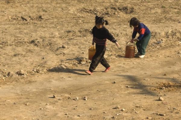 Tarlalarda alan ocuklar, bozuk bir otobs itmeye alan erkekler veya bir grup asker... Eric Lafforgue, Kuzey Kore devletinin onaylad rehberle birlikte lkedeki gnlk yaam gsteren bu kareleri, daha sonra silmek artyla ekti. Lafforgue Kuzey Kore'ye girii yasaklansa da fotoraflar saklamay baard. te Eric Lafforgue'un kendi notlaryla, Kuzey Kore lider Kim Jong-un'un grmek istemedii o kareler. Yetkililer bu tr fotoraflarn ekilmesinden nefret ediyorlar.