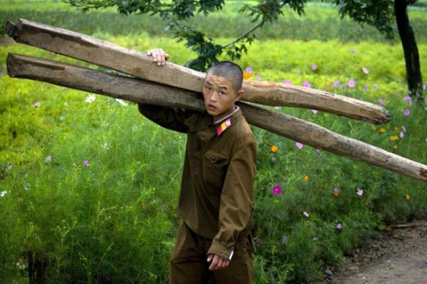 Kuzey Kore ordusunun dnyann en gl ordusu olduunu sylyorlar. Oysa bazen askerleri basit ilerde alrken grmek bile mmkn.