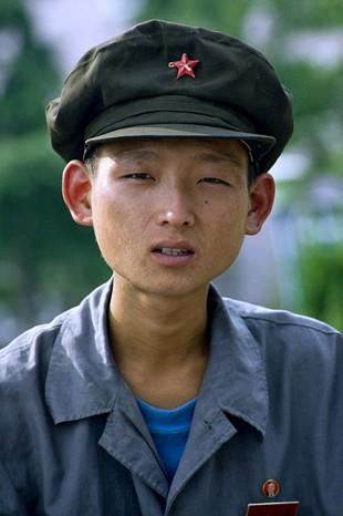 Eric Lafforgue, Kuzey Kore devletinin onaylad rehberle birlikte lkedeki gnlk yaam gsteren bu kareleri, daha sonra silmek artyla ekti. Lafforgue Kuzey Kore'ye girii yasaklansa da fotoraflar saklamay baard. te Eric Lafforgue'un kendi notlaryla, Kuzey Kore lider Kim Jong-un'un grmek istemedii o kareler...