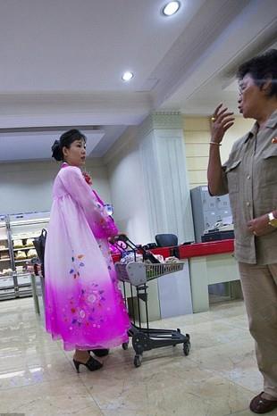 Pyongyang'daki spermarketlerde her trl yiyecei bulmak mmkn. Ama buradan sadece zenginler alveri yapabiliyor.