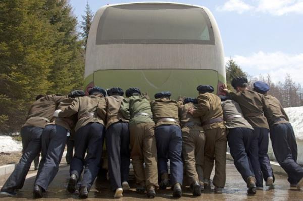 Kuzey Kore, asker fotoraflar konusunda ok hassas.