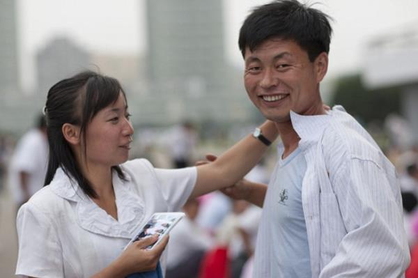 Kuzey Kore'de d grnm ok nemli. Bu fotoraf ekmek istediimde, gen kadn yanndaki erkein gmleini giymesi konusunda srar etti.