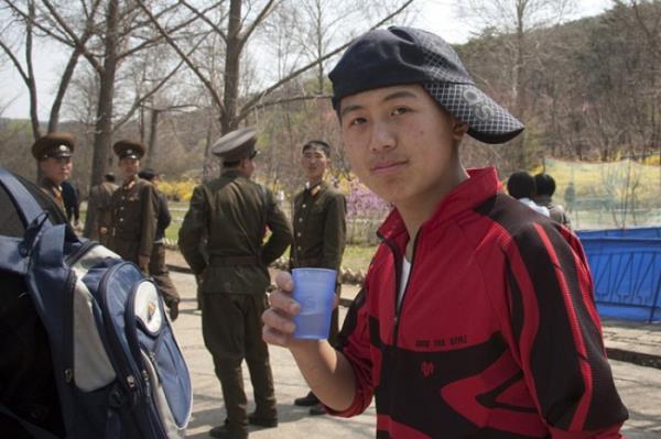 Yetkililer bu kareye iki sebeple kar kt; birincisi fotoraftaki gen apkasn -onlara gre- garip bir ekilde takmt, ikincisi de arkada askerler vard.