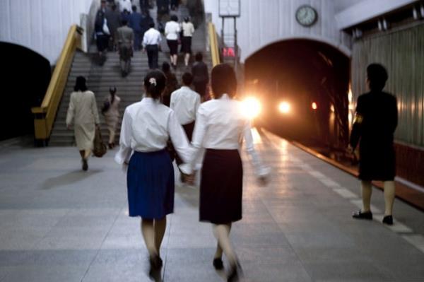 Pyongyang metrosu ok derinde ve ayn zamanda snak grevi gryor. Tneli ierdii iin bu kareyi silmemi istediler.