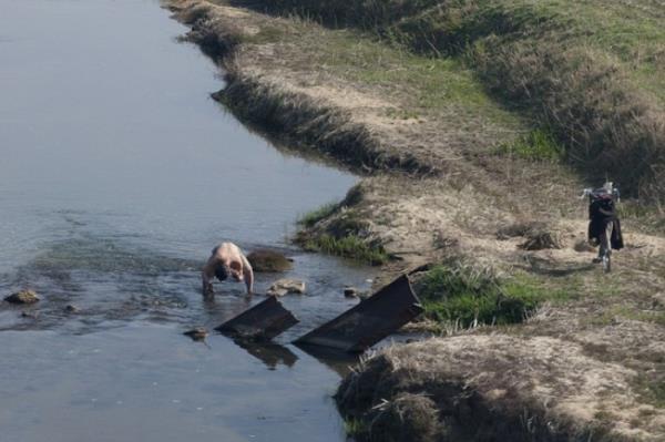 Pyongyang yaknlarndaki bir erkek, nehirde ykanyor.