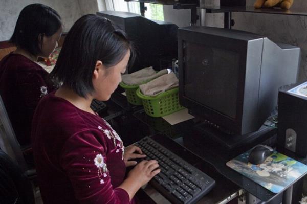 Aile ziyaretlerinde ocuklarn bilgisayarlar olduunu gsteren fotoraflar ekilmesi herkesin houna gidiyor. Ancak bilgisayarlarn almadn syleyince fotoraflar silmemi istediler.