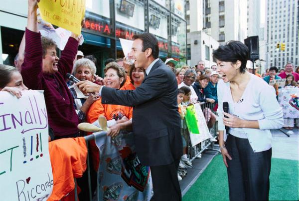 1999 - Amerikal nl TV sunucusu Matt Laurer, seyircileriyle selamlarken