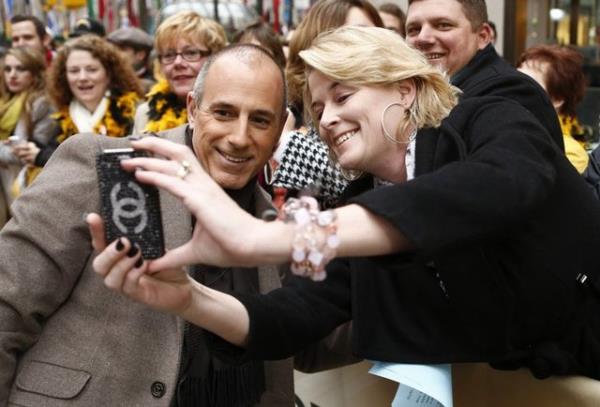 2013 - Amerikal nl TV sunucusu Matt Laurer, seyircileriyle selamlarken