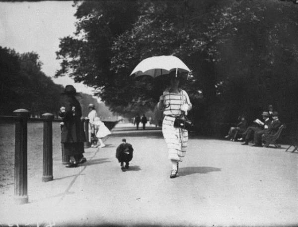 1923 - Parkta kpek gezdirmek