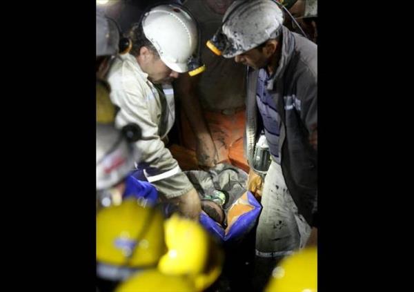 Madende 787 ii alyordu. Bu rakamlara gre, 140 ila 220 madenci hl ieride.