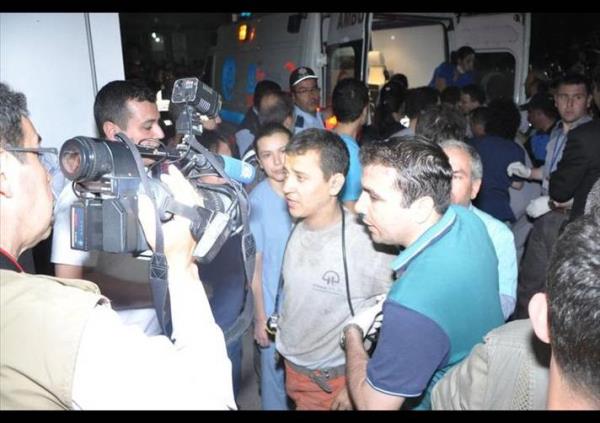 Bakan Yldz, 72 madencinin otopsisinin tamamlandn, Balkesir Valisi bakanlnda bir heyetle ilemleri takip ettiklerini belirtti. Cesetler madenci yaknlarna gsterilerek kimlik tespiti yaplacak.