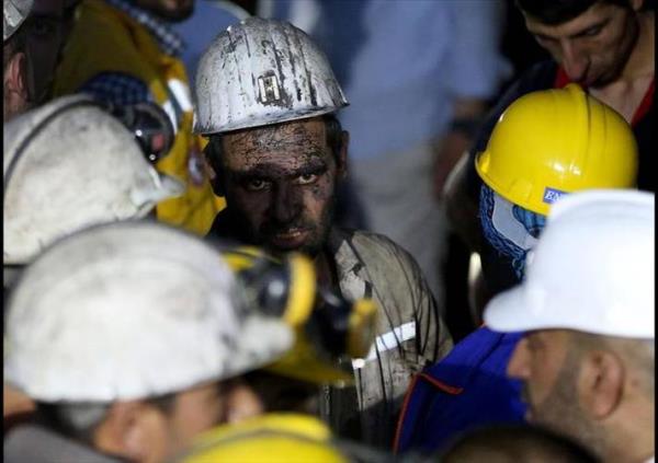 <p><b>Yangn sryor</b></p>    Bakan'a gre, 460'tan fazla kurtarma ekibi almalar yrtyor. Ancak u anda yangn devam ettii ve ierideki karbonmonoksit seviyesi drlmeye alld iin madene ekipler kontroll sokuluyor.