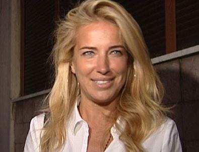 <p><b>Burcu Esmersoy</b></p>  icimde buyuk bir sikinti, bogazimda koca bir dugum, gozumde yas.. Allah rahmet eylesin, geride kalanlara sabir versin..