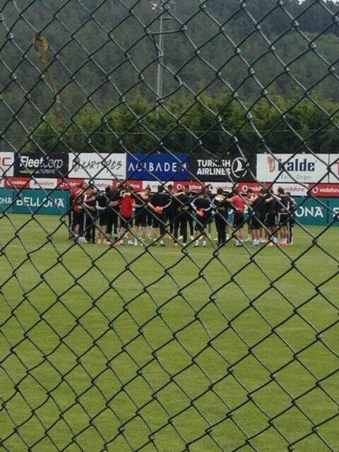 Beiktal oyuncular ve teknik heyet bu sabahki antrenman ncesi sayg duruunda bulundu.