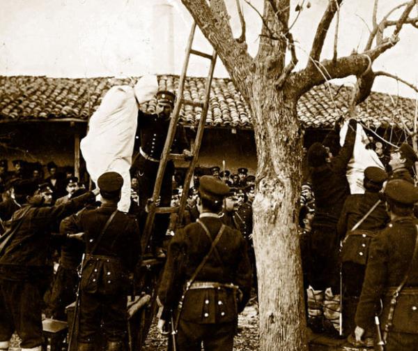 Vah�etin yan�nda, Bulgaristan, Yunanistan, S�rbistan ve Karada�'a kar�� 1912 – 1913 y�llar�nda m�cadele eden Osmanl� devleti idarecilerinin kimi zaman izledi�i tutars�z politikalar�n faturas� da ortaya konuluyor.