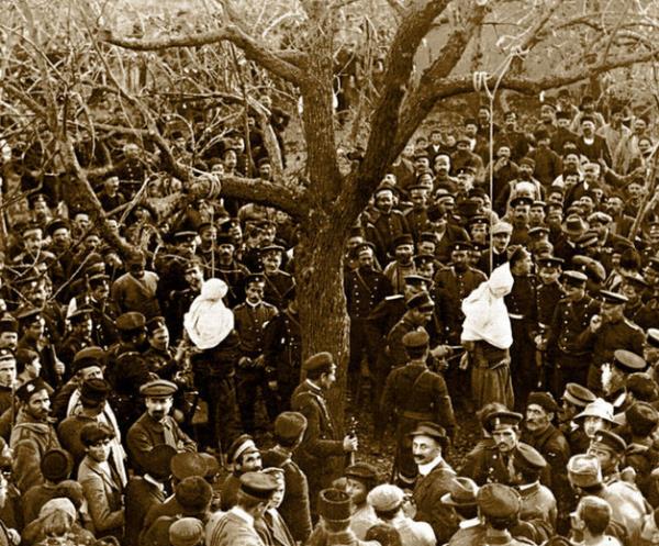 Kitapta, foto�raflar�n yan� s�ra sava��n arka plan�, a�l�ktan �len insanlar, sava� sonras� ya�ananlar ve yap�lan hatalar da aktar�l�yor.